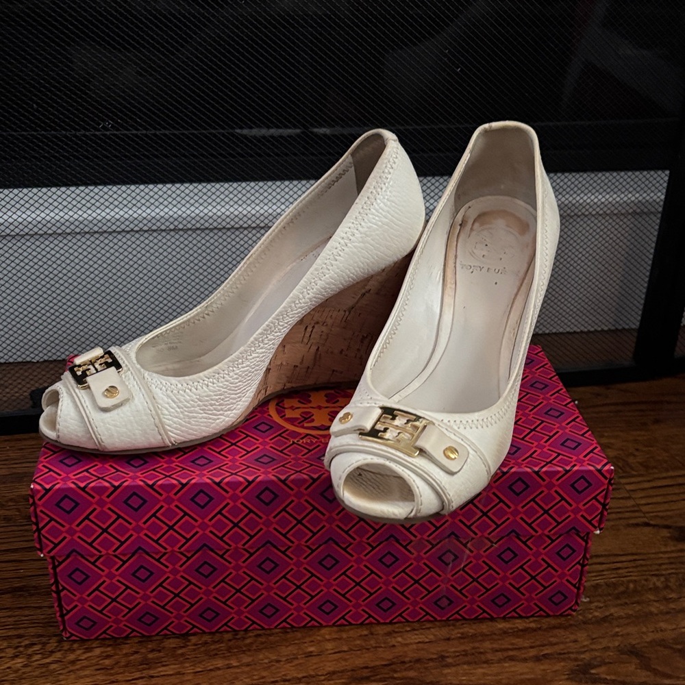 Tory Burch White Leather Logo Detail Peep Toe Wedge Pumps